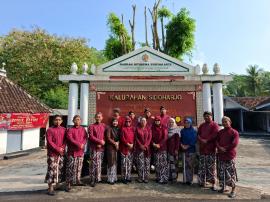 Lestarikan Budaya, Pemkal Sidoharjo Kompak Kenakan Busana Adat Gagrak Ngayogyakarta di Kamis Pon